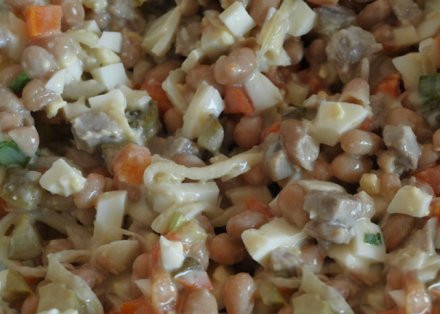 1. Этап. Салат Лебединая верность: В миске смешиваем все продукты для салата: говядину, огурцы, яйца, морковку, фасоль и маринованный лук. Заправляем майонезом и аккуратно перемешиваем.