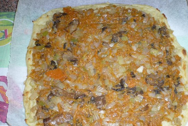 1. Этап. Вегетарианский рулет: Пока оно еще горячее, выкладываем начинку.