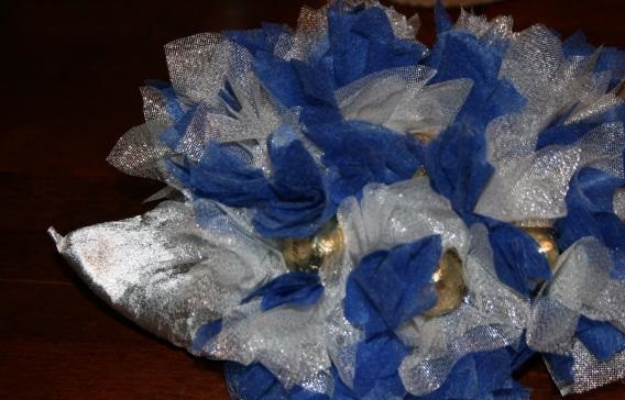 1. Этап. Ежик из конфет: 5. Далее можно отправлять на спину ежику конфеты, приклеивая или сажая на скотч. При желании конфеты можно размещать внутри или рядом с фунтиками.