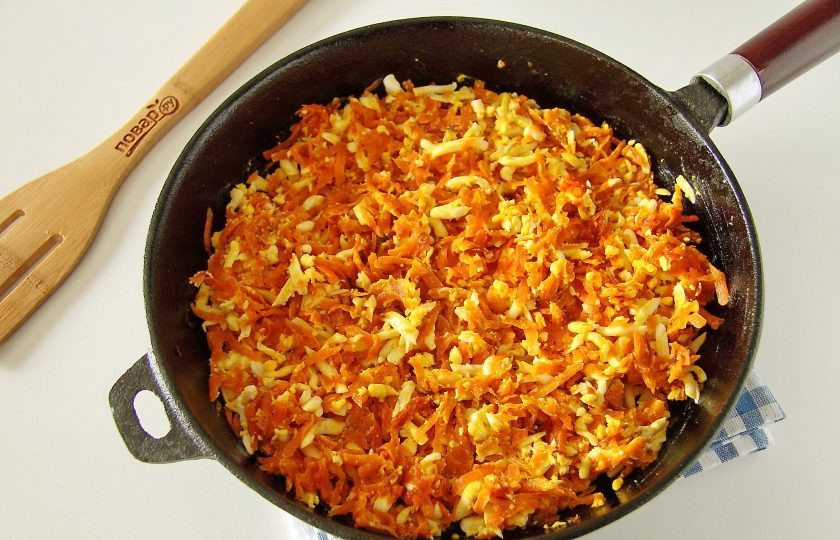 1. Этап. Пирог с морковью и яйцом: Добавьте по вкусу соль и все перемешайте. Начинка готова.