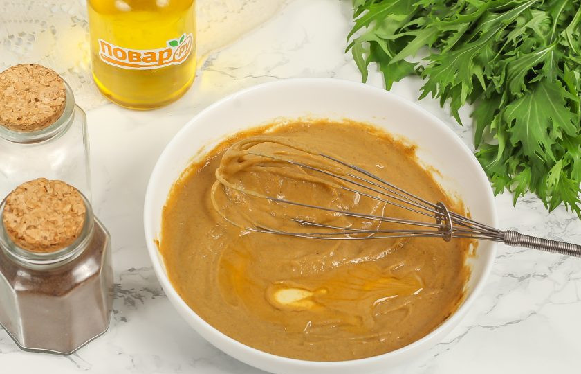 1. Этап. Горчица по-русски: Самым последним вмешайте растительное масло без аромата. Выложите готовую горчицу в небольшую банку или контейнер, плотно закройте и выдержите при комнатной температуре примерно сутки. За это время соус наберет крепость, ядренность.