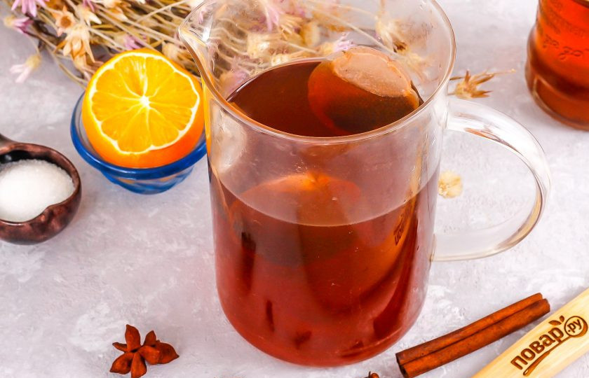 1. Этап. Английский грог: Вскипятите воду в чайнике. Всыпьте чайные пакетики в заварник и влейте туда же кипяток. Заварите чай примерно 10-12 минут.