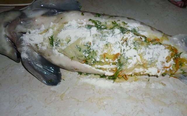 1. Этап. Фаршированный осетр: Внутренность рыбы посолим и поперчим, а затем зафаршируем.