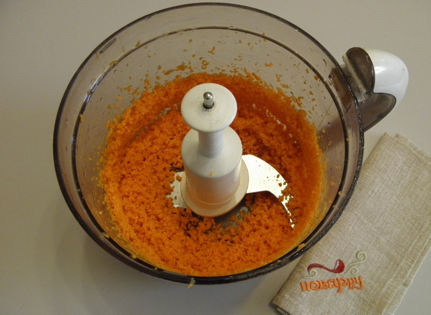 1. Этап. Морковные котлеты с сыром: Морковь сложите в чашу блендера и измельчайте до мелкой крошки.