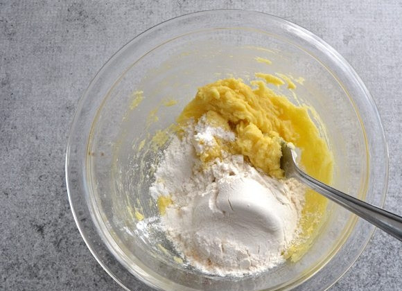 1. Этап. Очень простое печенье: 3. Добавьте муку, соль, разрыхлитель.