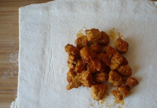 1. Этап. Слойка с индейкой: Рабочую поверхность присыпьте мукой и выложите на неё пласт размороженного слоеного теста, раскатать его в форме квадрата (у меня пласт размером 18х18 см, вы можете разрезать пласт теста на маленькие квадраты). В центр каждого пласта выложите обжаренное мясо грудки индейки (количество ингредиентов для начинки берите ориентировочно, смотрите по размеру пласта теста).