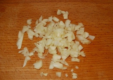 1. Этап. Креветки в устричном соусе: Очищаем зубчики чеснока, мелко рубим их ножом.