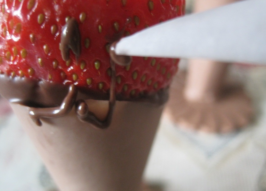 1. Stage. Dessert Drunken Strawberries: Draw a cobweb from the cornet (you don't have to do that)