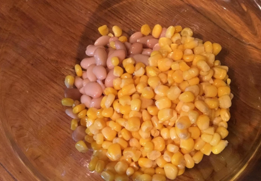 1. Этап. Недорогой вкусный салат: 2. Еще у меня стояла банка консервированной кукурузы, использую только половину, добавляю к фасоли в миску.