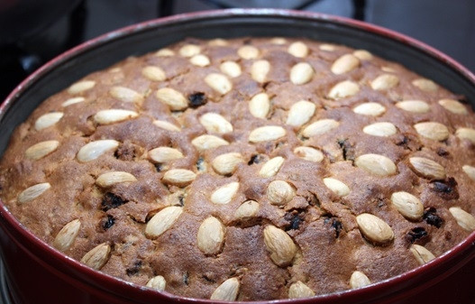 1. Этап. Рождественский кекс с сухофруктами и орехами: Выпекайте кекс в духовке при 160 градусах в течении часа-полутора. Проверяйте готовность зубочисткой.