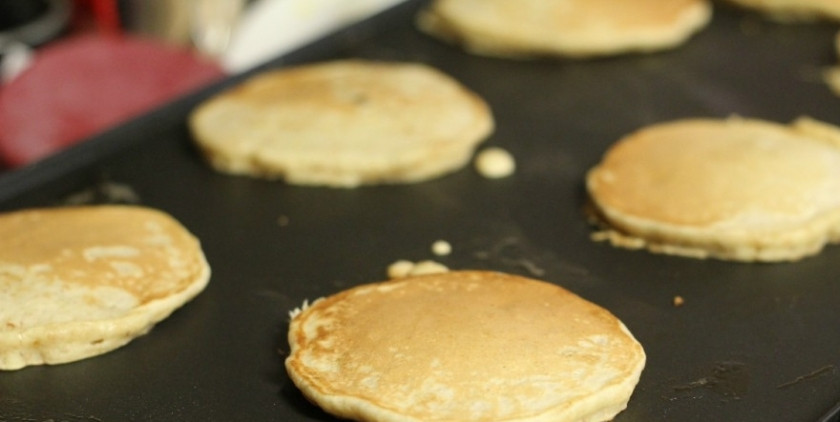 1. Этап. Оладушки овсяные: 2. Противень застилаем специальным пергаментом (или просто смажем его маслом). Ложкой аккуратно выкладываем кружочки теста. Выпекаем примерно 15 минут при температуре в 180 градусов. Не забываем перевернуть!