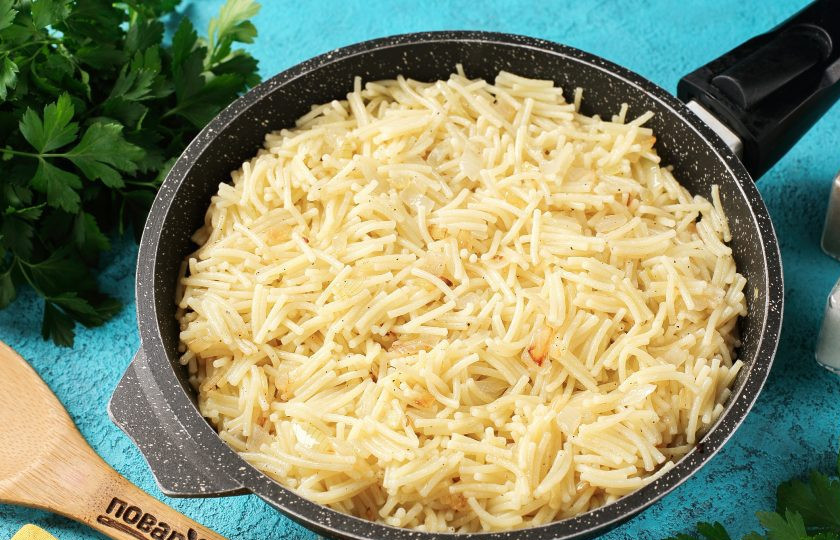 1. Этап. Вермишель с луком: Вермишель с луком готова. Подавайте самостоятельно со свежими овощами или в качестве гарнира.