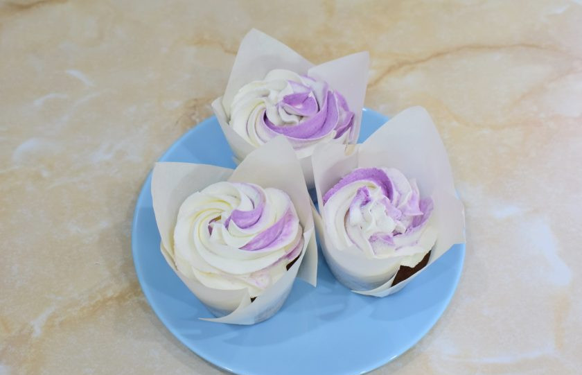1. Этап. Лавандовые капкейки: С помощью кондитерского мешка с насадкой сделайте на кексах шапочку из крема. Крем можно окрасить в любой цвет.