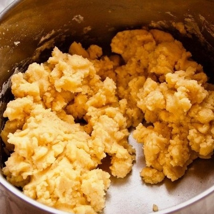 1. Этап. Черничный пирог с творогом: Однако постепенно смесь будет становиться более мягкой. Когда это произойдет, руками месим из смеси тесто.