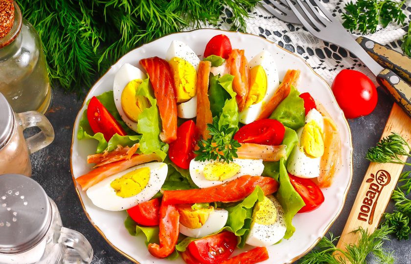 1. Этап. Салат из брюшек семги: Подайте салат к столу сразу же после его приготовления, посолив и поперчив. По желанию можете украсить блюдо свежей зеленью петрушки или укропа.