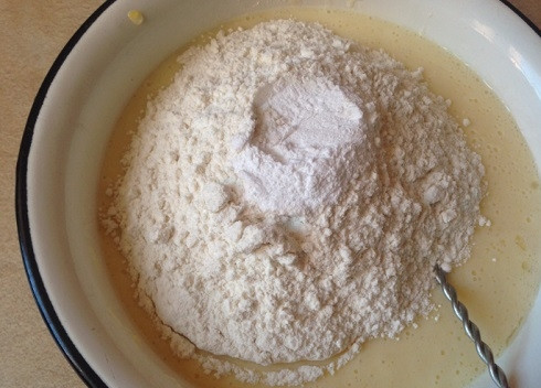 1. Этап. Кекс простой в формочке: Добавим муку и разрыхлитель.