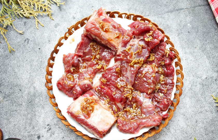 1. Этап. Кальби: Смажьте ребра кальби с двух сторон маринадом и уберите в холодильник на 3-4 часа. При желании можно сделать вечером и оставить до утра.