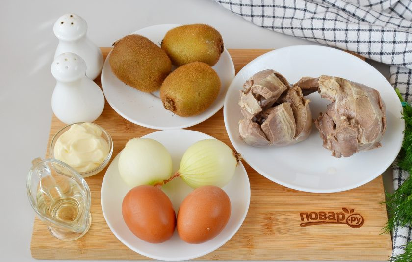 1. Этап. Салат Новогодний: Подготовьте ингредиенты. Приступим!