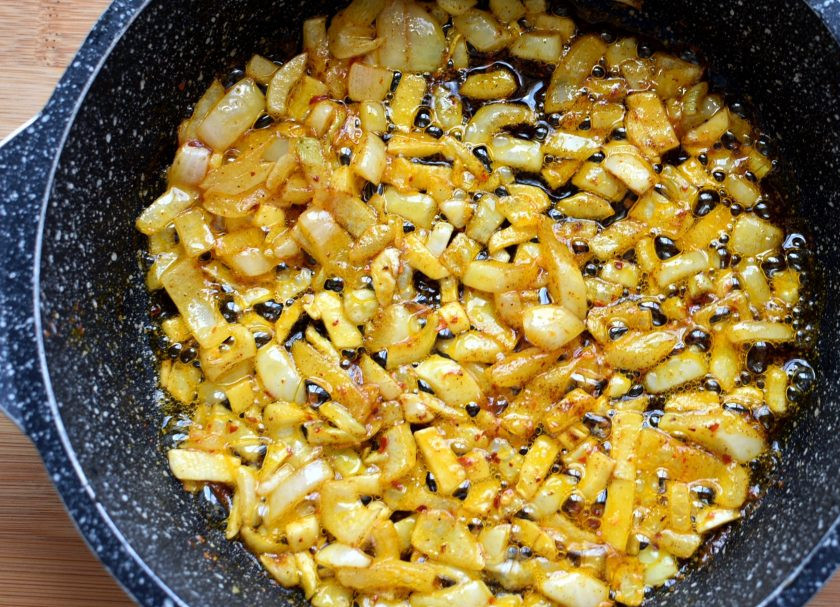 1. Этап. Томатный суп с нутом и беконом: Выложите на сковороду лук и чеснок и обжарьте до мягкости. Посыпьте хлопьями чили и паприкой, и прогрейте еще пару минут.