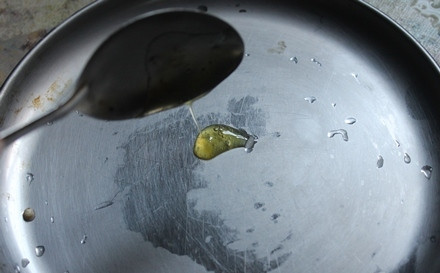 1. Этап. Домашний мармелад из апельсинов: 7. Достаньте заранее отправленную в морозилку тарелку. Капните мармелад. Если он хорошо держит форму и похож на желе, он почти готов.