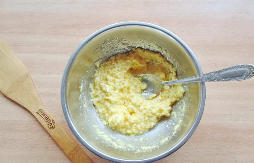 1. Этап. Песочный пирог с малиновым вареньем: Перемешайте яйцо, сахар и сливочное масло.