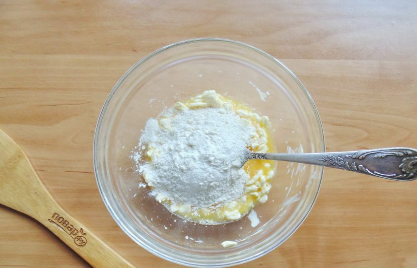 1. Этап. Киш с брокколи и шпинатом: Добавьте в миску соль и муку.