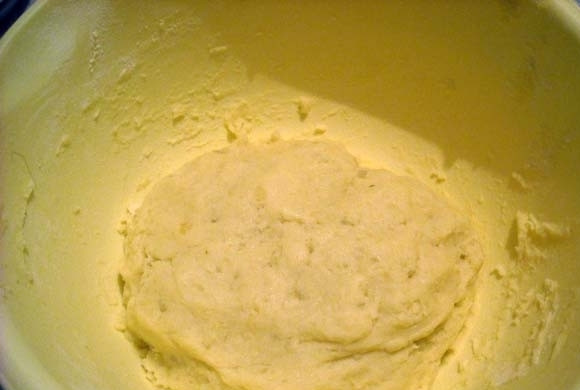 1. Этап. Картофельные шарики с начинкой: К пюре добавьте соль и муку, замесите тесто.