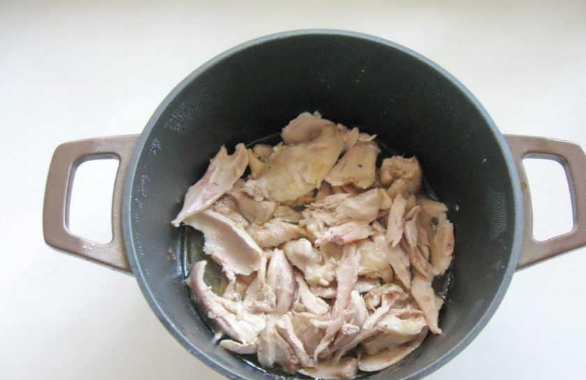 1. Этап. Диетический плов из курицы: У готовой курицы удалите шкурку и кости. Оставьте одну мякоть.