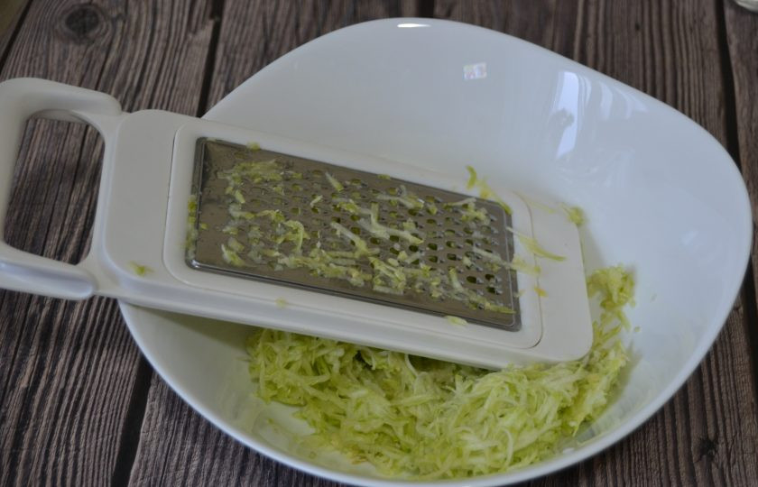 1. Этап. Оладьи из кабачков на дрожжах: Помойте кабачок, натрите на терке. Если кабачок молодой, то можно натереть прямо со шкуркой.