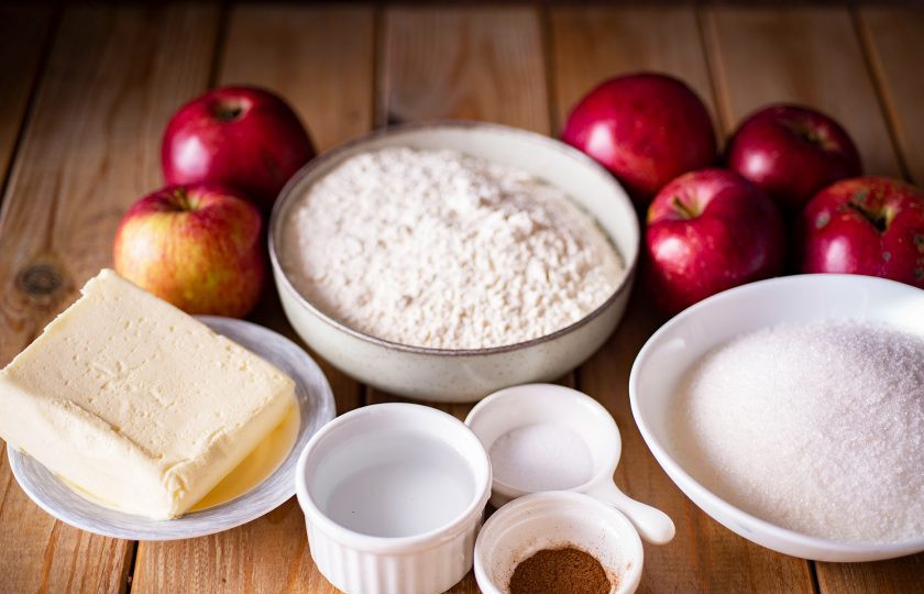 1. Этап. Тарт Татен: Все ингредиенты выложите на стол перед началом приготовления. Масло для теста должно быть ледяным, поэтому можно заранее поместить его на 15 минут в морозильную камеру.