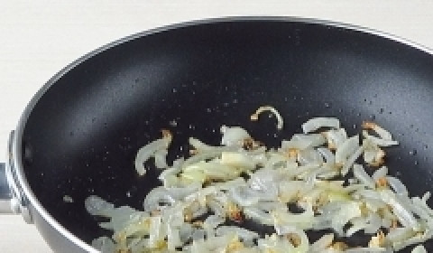 1. Этап. Суп из оленины: Разогреть в сковороде растительное масло и спассеровать лук до золотистого цвета.