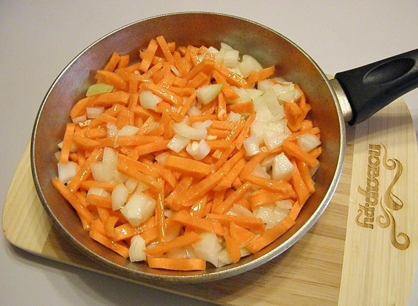 1. Этап. Печеночный рулет: Пожарьте на растительном масле овощи. Посолите по вкусу.