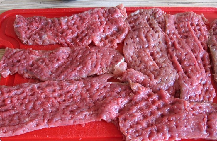 1. Этап. Рулеты из говядины в духовке: В итоге у нас должны получиться не очень тонкие пласты мяса, натираем их солью и молотый перцем и отставляем пока в сторону.