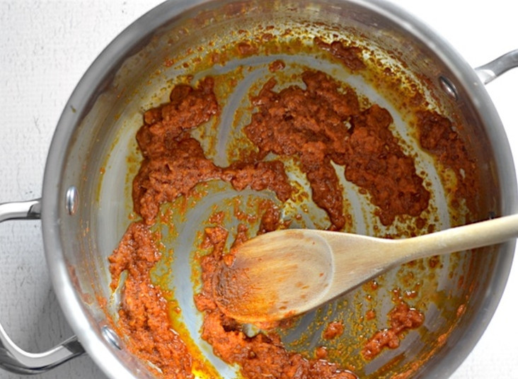 1. Этап. Овощной суп с карри: В кастрюлю влейте масло, добавьте чеснок, имбирь и карри пасту. Пассеруйте на среднем огне 1-2 минуты.