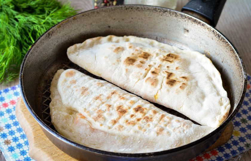 1. Этап. Чуду с тыквой: Обжаривайте чуду на сухой сковороде на среднем огне - жарьте 1-2 минуты.