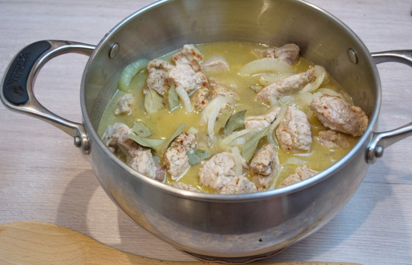 1. Этап. Свинина кусочками в соусе: Тушите мясо с луком 10 минут. Затем переложите мясо с луком в кастрюлю. Влейте в кастрюлю 2 стакана кипятка. Добавьте лавровый лист и тушите все на маленьком огне около 1 часа.