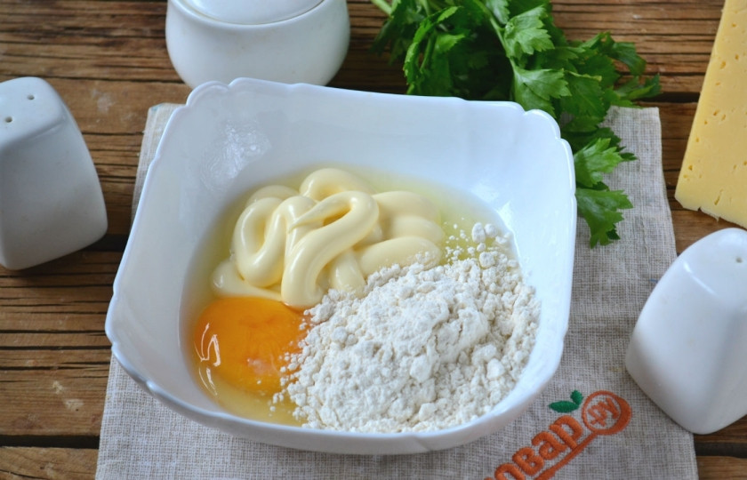 1. Этап. Куриные отбивные в сырном кляре: Приготовьте кляр. Смешайте яйцо, майонез и муку, хорошо перемешайте до однородного состояния.