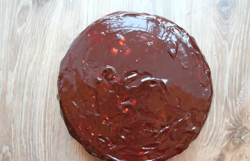 1. Этап. Торт Риго Янчи: Покройте верх шоколадом, уберите в холод на 30 минут. Спустя время подавайте к столу.