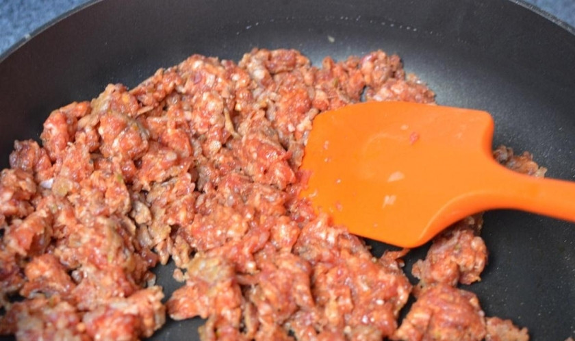 1. Этап. Тосканский суп: В той же сковородке в большом количестве оливкового масла обжариваем фарш, все время его перемешивая. Не забудьте его посолить и поперчить. Затем кладем его в кастрюлю, уменьшаем огонь.