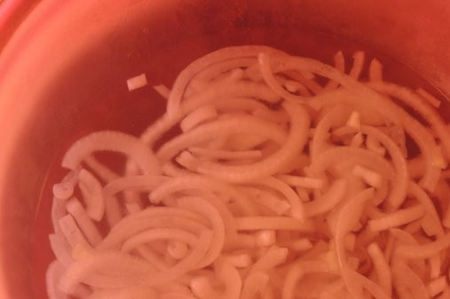 1. Этап. Cалат Фаворит с языком: Потом залейте его в глубокой тарелке водой и 9% уксусом. Добавьте сахар. Всё перемешайте и оставьте минимум на полчаса.