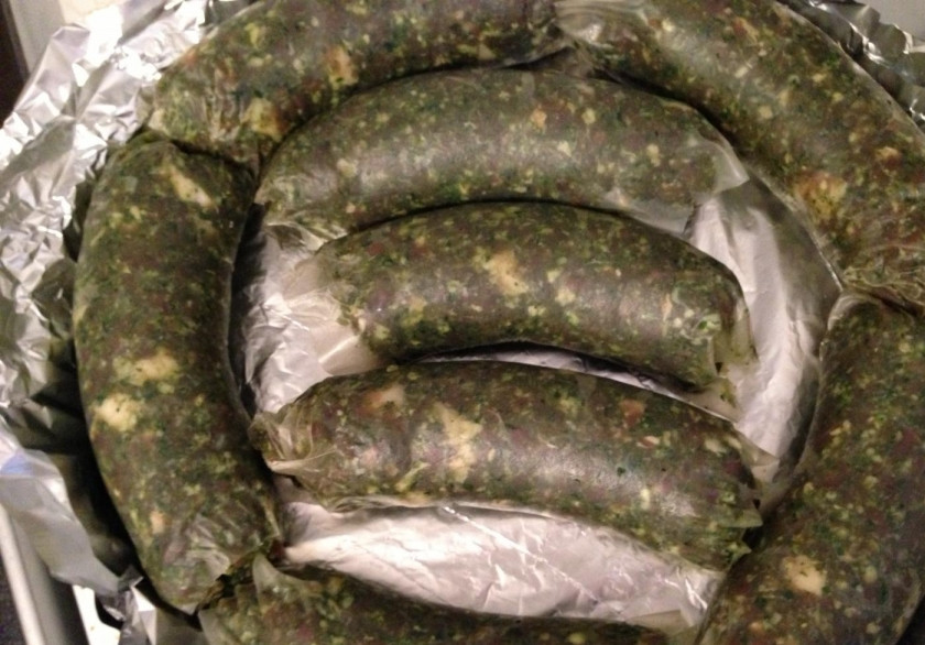 1. Этап. Колбаски из баранины: 4. Трамбуем в формочки для колбас наш фарш. Выкладываем на противень, устланный фольгой. Чуть смажьте его маслом.