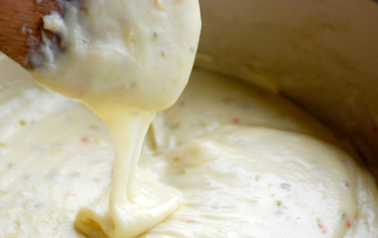 1. Этап. Курица в сырном соусе: 9. Однако курица в сырном соусе в домашних условиях может и не запекаться в духовке. Обжаренные кусочки филе можно щедро полить сырным соусом и подавать к столу, присыпав свежей зеленью.