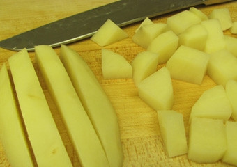 1. Этап. Суп с курицей и гречкой: Нарезаем картошку.