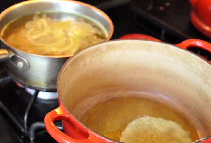 1. Этап. Ризотто с кукурузой: Для начала мы ставим на огонь две кастрюли, в одну наливаем воду, добавляем в нее бульонные кубики и половину головки репчатого лука, варим из этих ингредиентов бульон. В другой кастрюле растапливаем сливочное масло и обжариваем на нем нарезанный кубиками репчатый лук (головку) до прозрачности.