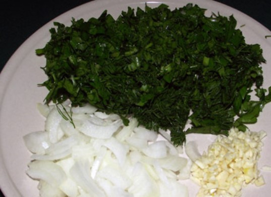 1. Этап. Говядина по-грузински: Зелень, чеснок и оставшуюся луковицу мелко порежьте.