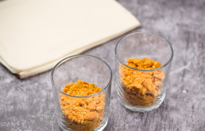 1. Этап. Вишневый десерт: Подготовьте стаканчики. Первым слоем выложите в стаканчики песочную крошку — третья часть стакана.