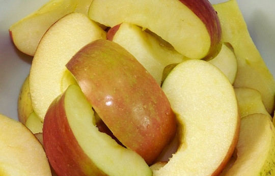 1. Этап. Утка в духовке: 3. Вымойте и обсушите яблоки, удалите сердцевины и нарежьте фрукты дольками.