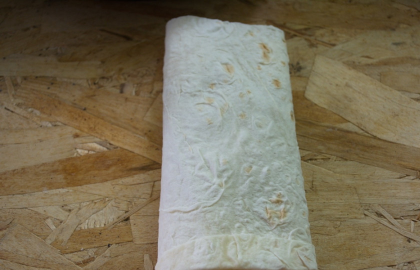 1. Этап. Ленивые пирожки с мясом: Сворачиваем рулетиком.