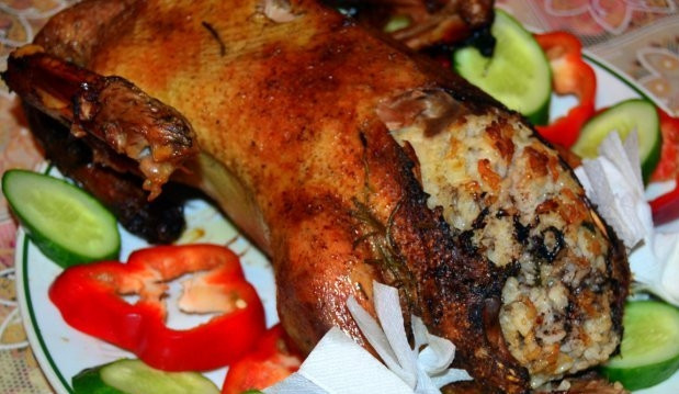 1. Этап. Утка с розмарином: В разогретой до 200 градусов духовке запекайте блюдо в течение трёх часов. При подаче рис из утки разложите на порционно, порежьте мясо на кусочки. Приятного аппетита!