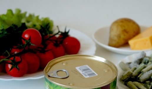 1. Этап. Салат с тушёнкой из индейки: Попробуйте тушёнку из индейки. Такую консерву можно использовать в рецептах горячих блюд, но также она вкусна и в холодном виде. Например, в этом салате.